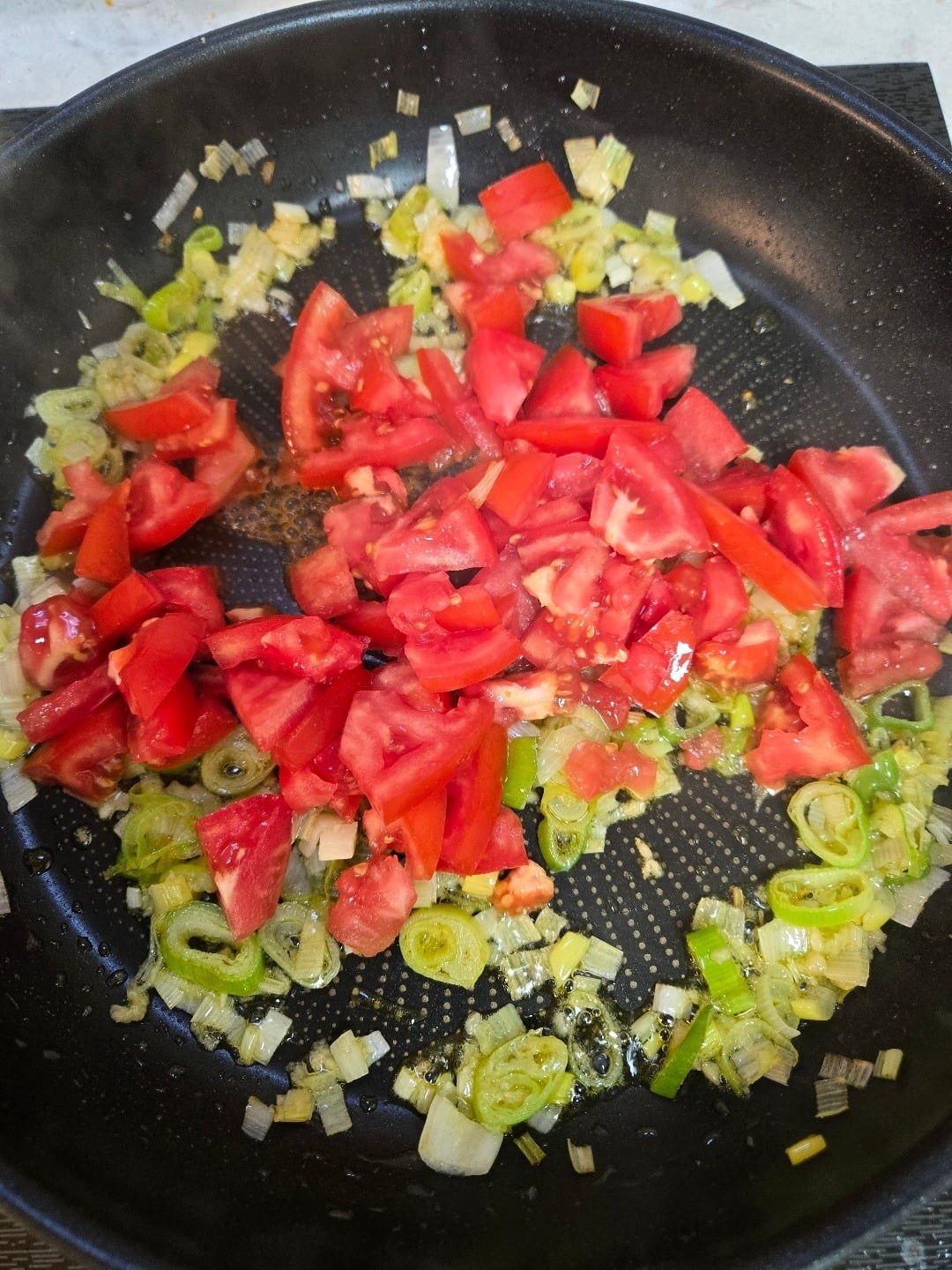팬에 토마토를 볶는 모습