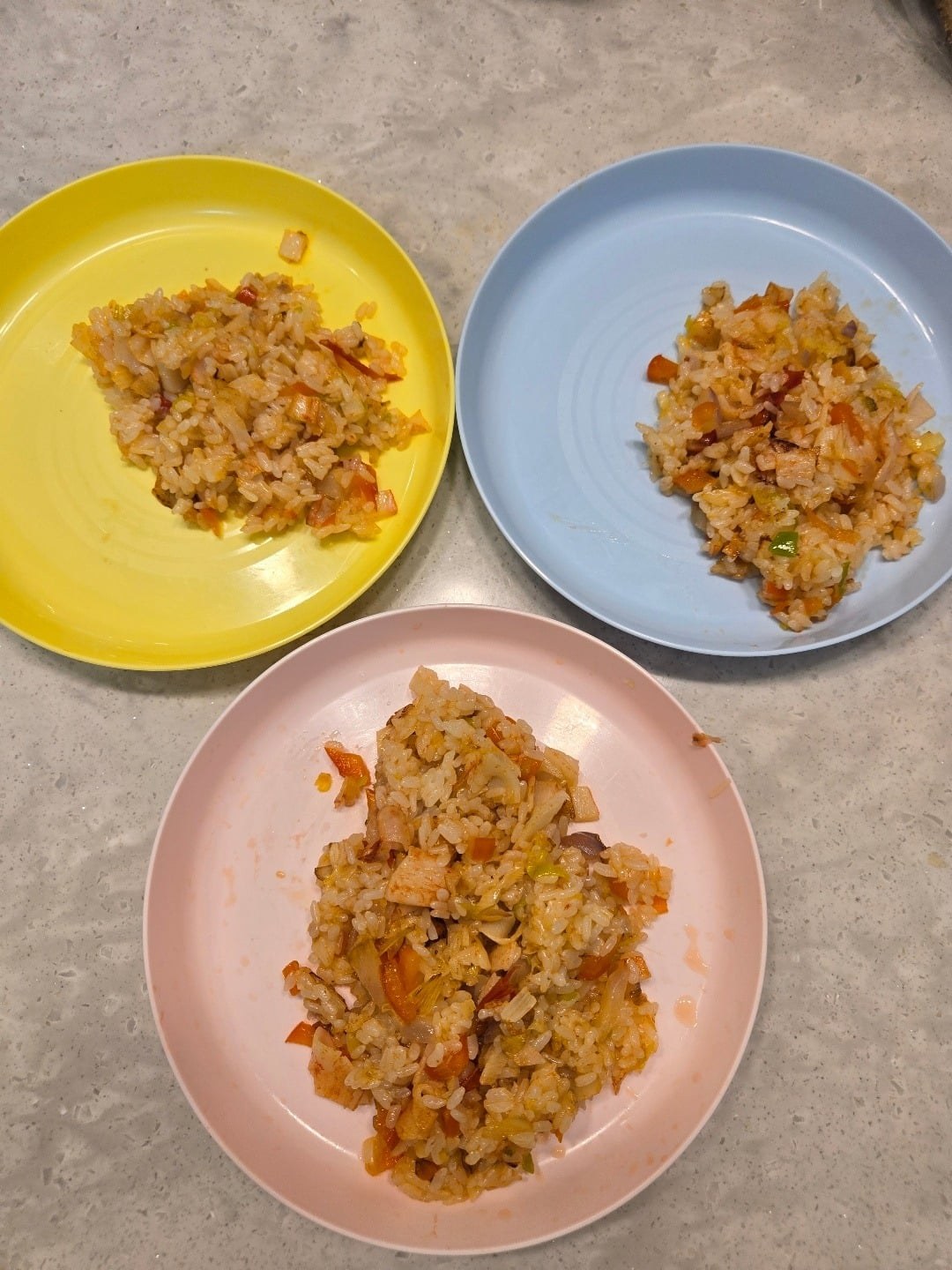 접시에 나눠 담은 토마토 볶음밥