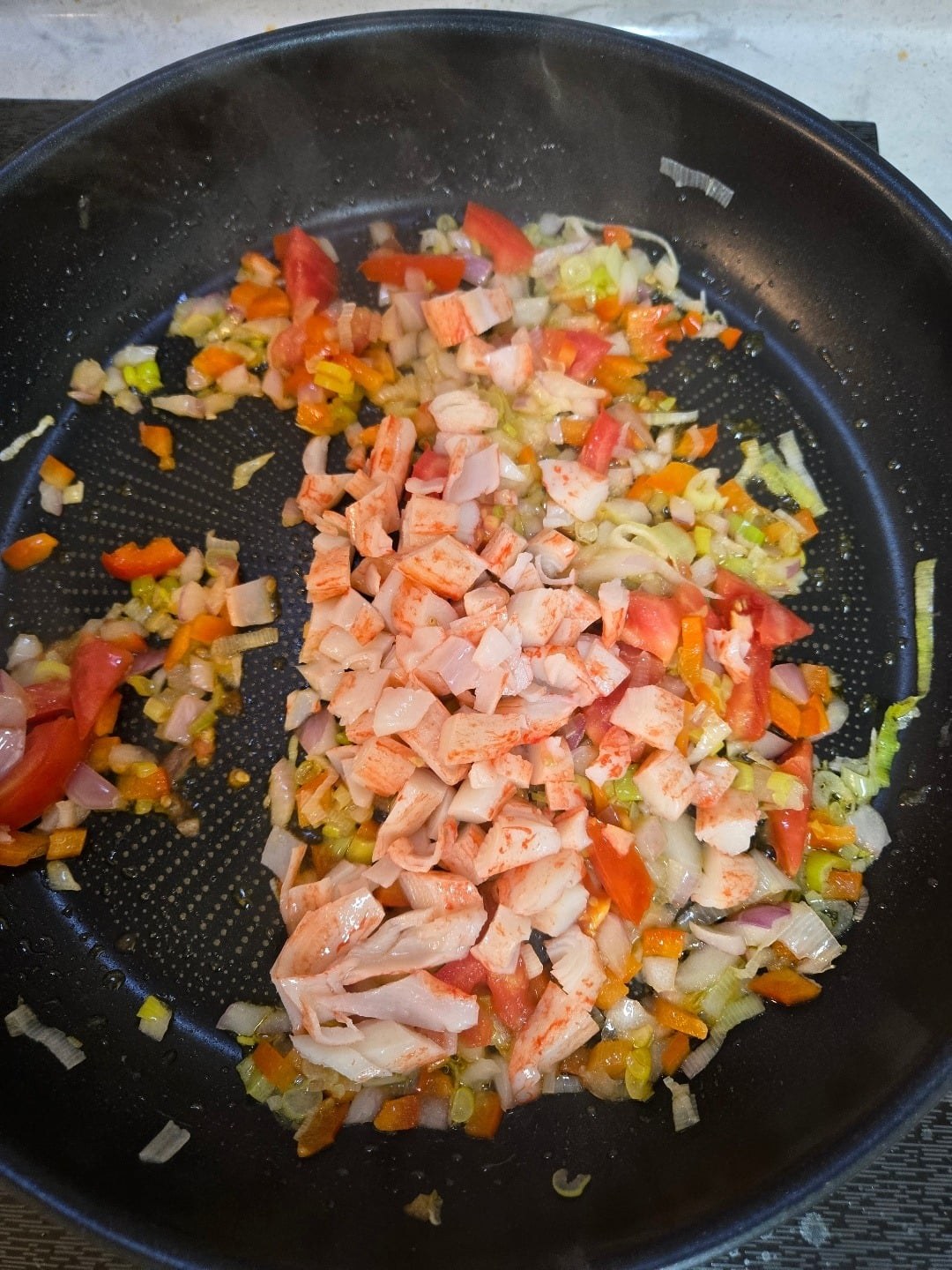 채소와 맛살을 볶는 모습