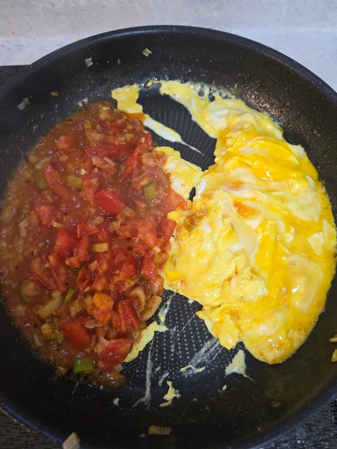 토마토 옆에 달걀을 익히는 모습
