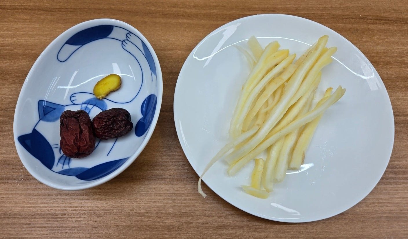 접시에 담긴 채 썬 도라지와 작은 그릇에 담긴 대추 2개·생강 한 쪽