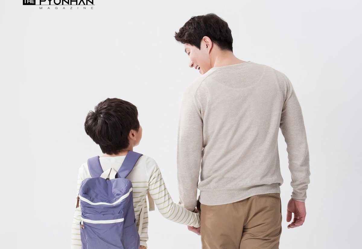 책가방을 멘 아이와 손을 잡고 걸어가는 남성의 뒷모습