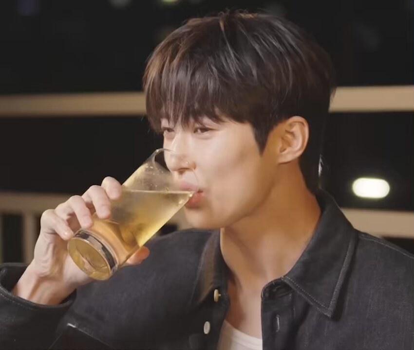 유리잔에 담긴 술을 마시는 남성