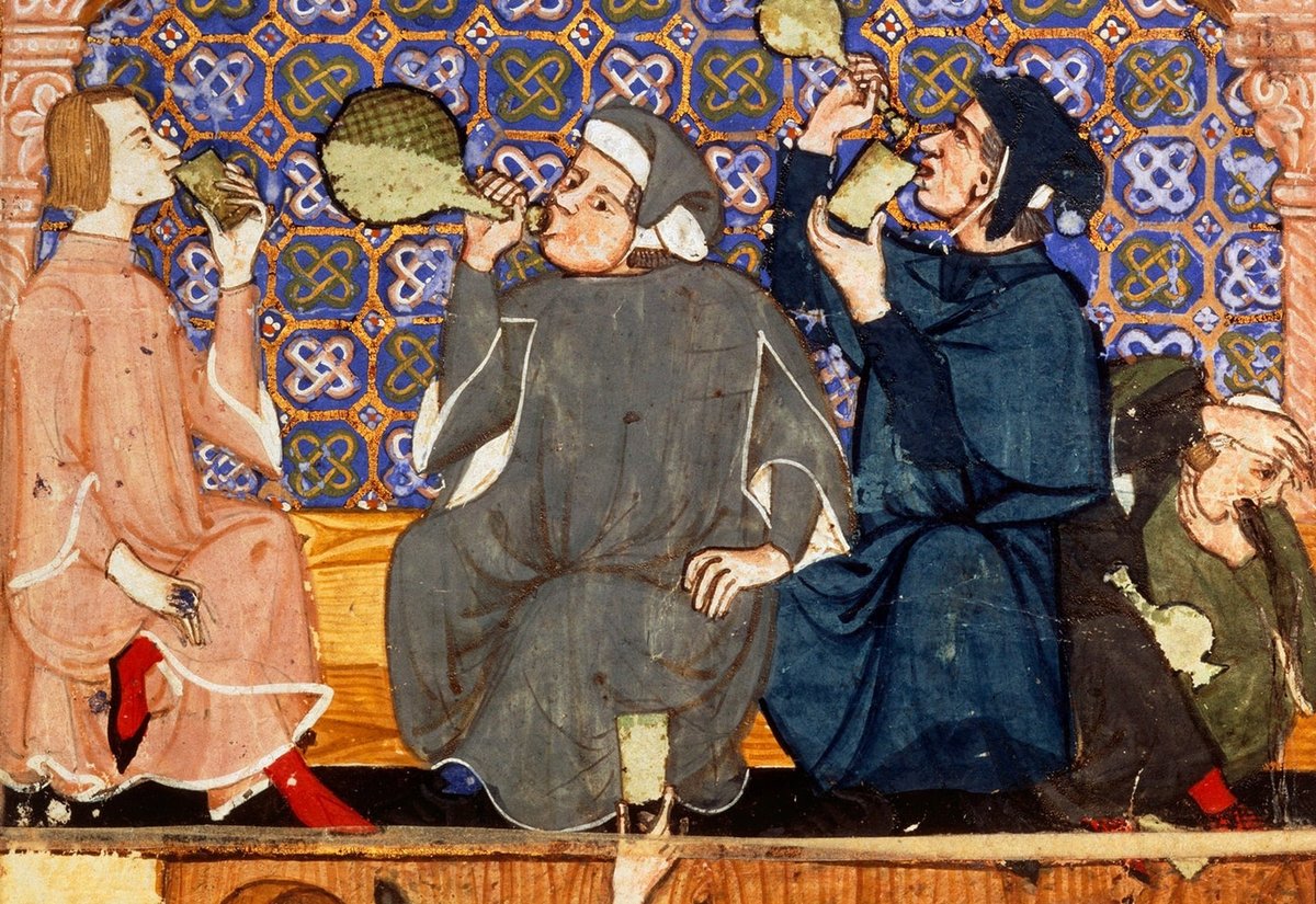 벤치에 앉아 병과 잔으로 술을 마시는 사람들을 그린 중세 채색 필사본 그림